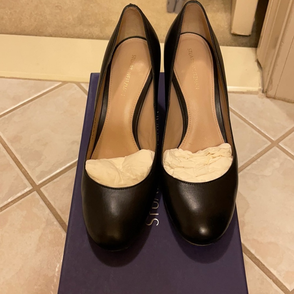 Stuart Weitzman leather round toe pumps